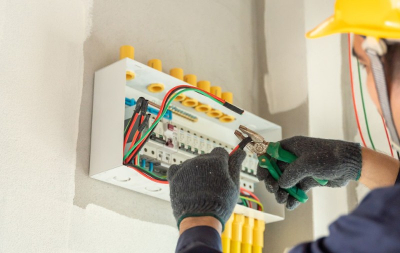 Electricianul de 23 de ani care a renunțat la facultate și a construit o afacere de 250.000 $: „Am fost un elev bun”
