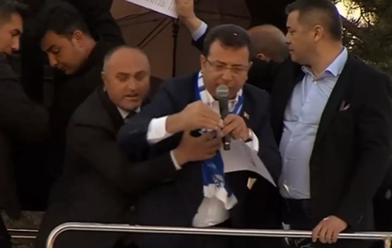 Primarul din Istanbul, opozant al președintelui Erdogan, atacat cu pietre când ținea un discurs pe autocarul de campanie