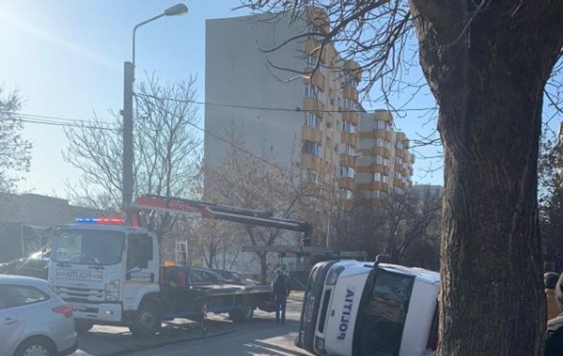 Autospecială a Poliției, răsturnată după ce a fost lovită de două mașini