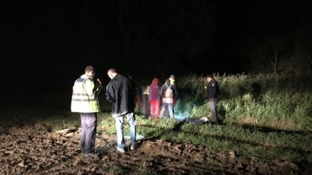 Cadavrul unei adolescente a fost descoperit pe un câmp din Iași. Fotografie, pe timp de noapte, de la locul crimei, cu poliția de față