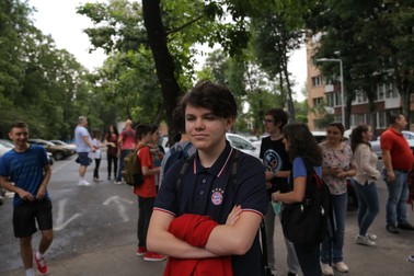 Un băiat este încrezător că va lua cel puțin nota 9 la examenul de limba română