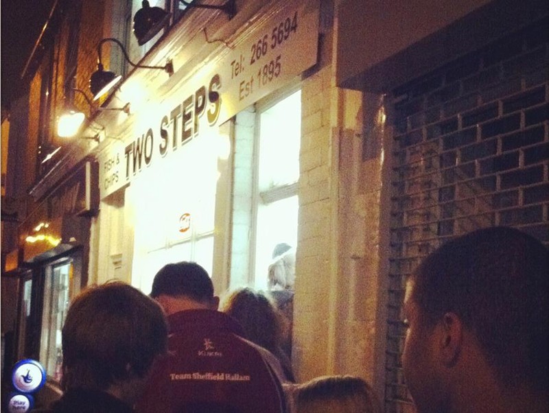 Oamenii stau la coada în fața restaurantului Two Steps Foto: Facebook/Two Steps