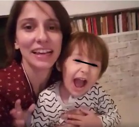 Dana Rogoz, în cămașă de noapte și complet nemachiată.