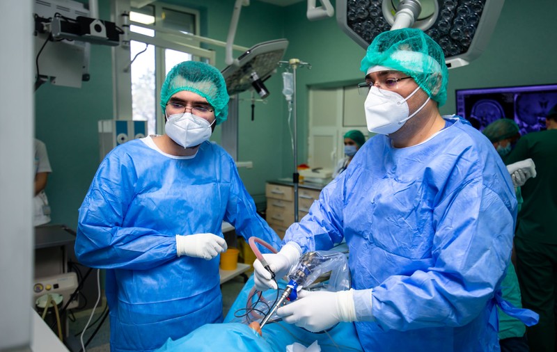FOTO | Intervenție complicată la Iași: unei paciente care suferea de gigantism i s-a scos prin nas tumora care îi provoca creșteri la 45 de ani