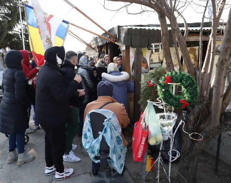 Coada de sute de oameni la mormântul preotului legionar Ilie Lăcătușu, canonizat de BOR în 2024: „L-am cunoscut personal”