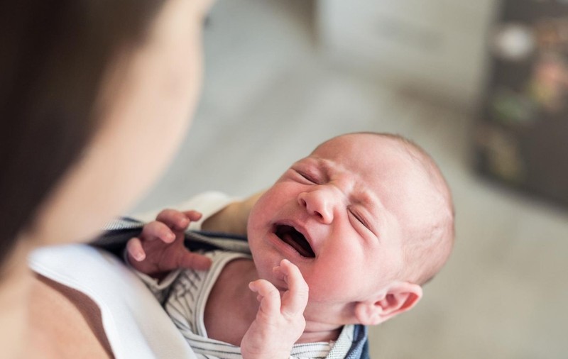 Daria, fetița din Suceava care a murit de foame, ar fi fost hrănită cu ceai și lapte. Mama ei este plecată în străinătate, iar tatăl mai are în grijă trei copii