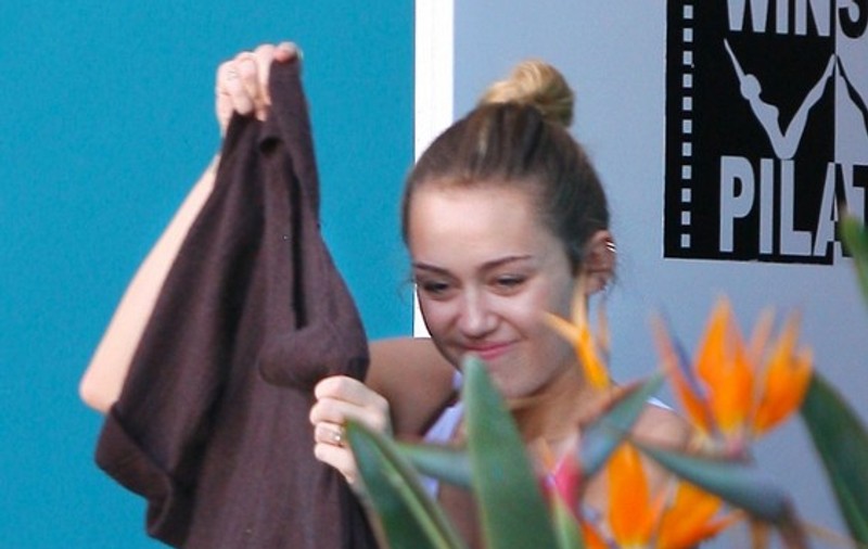 Miley Cyrus, ți-e rușine cu fața ta? Uite cum se ascunde când e nemachiată! | FOTO