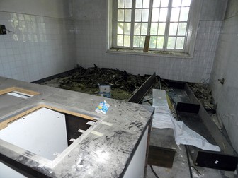 Cum arată palatul în interior: pereți negri, tavane afumate și dușumele sfărâmate. Fotografiile au fost făcute de jurnaliștii Info Sud-Est în 2014 și sunt singurele care arată dimensiunea dezastrului