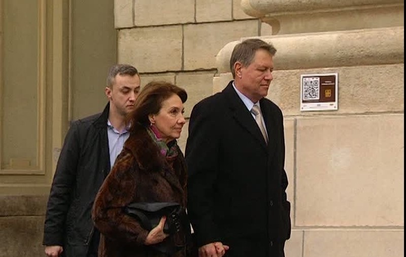 Klaus Iohannis a mers la biserică împreună cu soția sa, Carmen, în duminica Paștelui