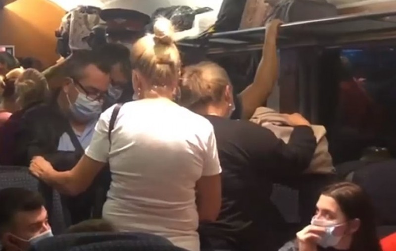 320 de persoane înghesuite în tren, într-o zi cu peste 4.000 de cazuri noi de COVID raportate. Cum explică CFR situația