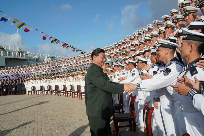 Președintele Chine Xi Jinping salută echipajul portavionului Shandong | FOTO: EPA