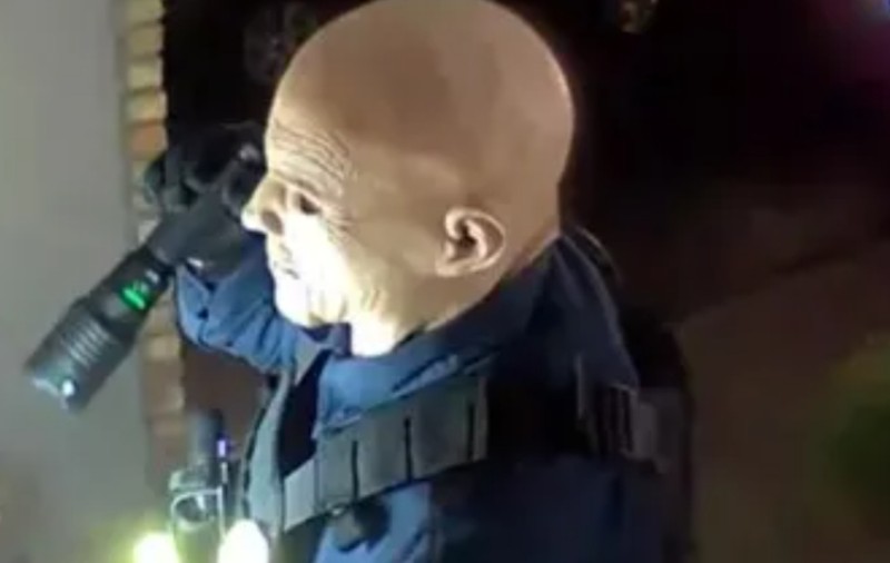FBI publică imagini cu suspectul de crimă din Minnesota care purta o mască de latex și se dădea drept polițist