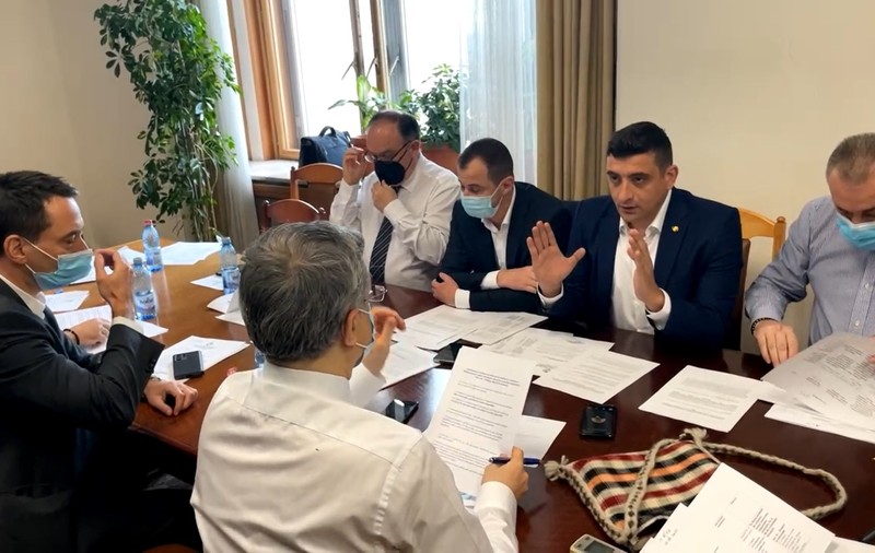 Jigniri și amenințări în comisia care decidea sancțiuni pentru scandalurile din Parlament. „Ia-ți maimuța” și „Poate te întind pe aici”
