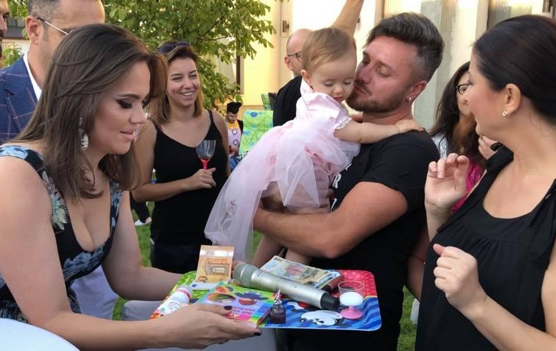 Ce a ales fetița Gabrielei Cristea de pe tavă, la tăierea turtei. I-a surprins pe toți cei prezenți