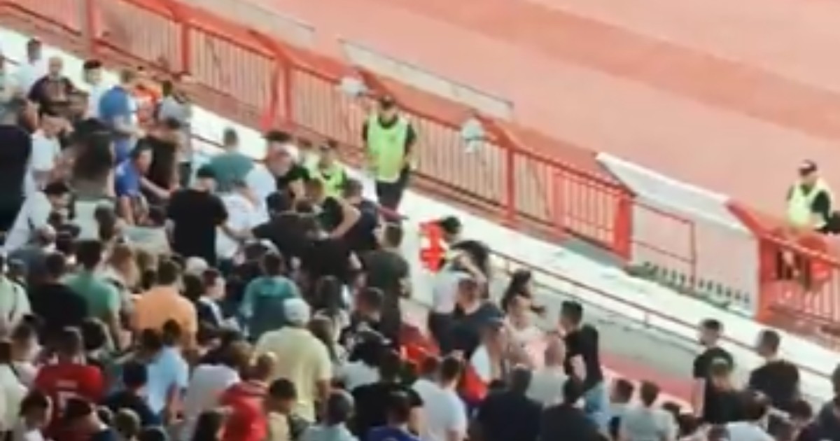 Ultrașii pro-guvernamentali sârbi care i-au bătut chiar pe fanii echipei lor la meciul Serbia-Anglia