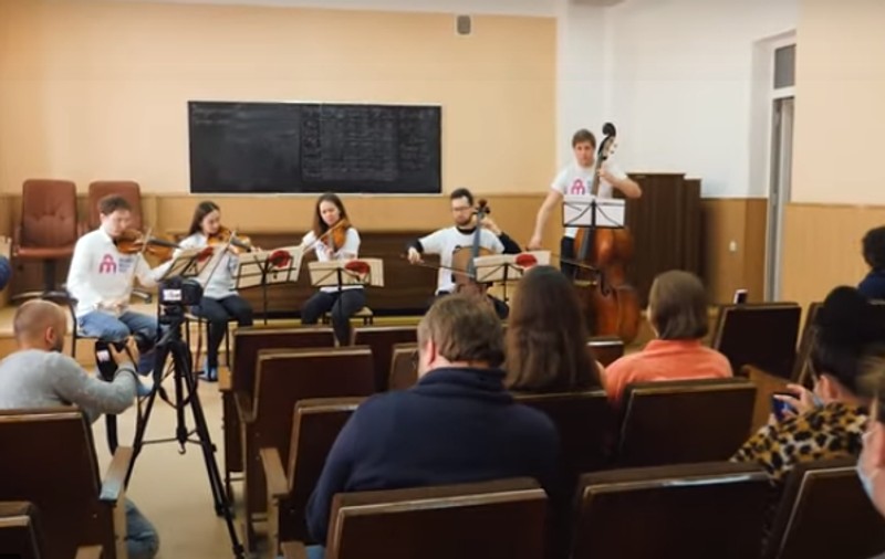 Muzicienii din Harkov, concert la maternitate pentru femeile însărcinate și pentru medici