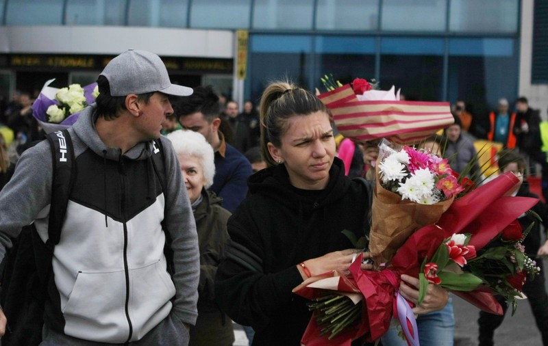 Simona Halep s-a întors acasă supărată și accidentată. A refuzat primirea la Salonul Oficial. Îmbulzeală la aeroport / GALERIE FOTO
