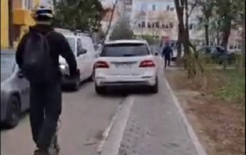 O femeie din Iași care a mers cu Mercedesul pe trotuar pentru a-și lăsa copilul fix în fața școlii este căutată de poliție I VIDEO