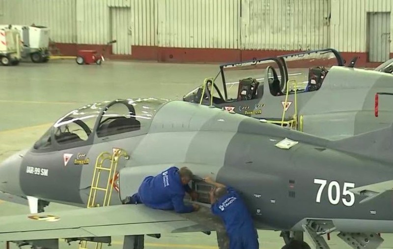Primele două avioane IAR-99 SM sunt gata la Avioane Craiova, după 6 ani de la semnarea contractului cu MApN