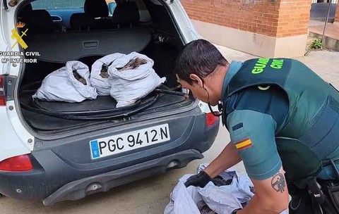 Patru români sunt cercetați în Spania după ce Garda Civilă a găsit în mașina lor saci cu cupru furat. Foto: Guardia Civil