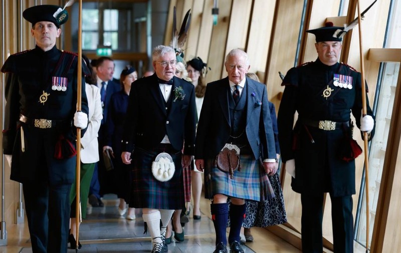 Regele Charles al III-lea, alături de Kenneth Gibson, președintele Parlamentului Scoției, la deschiderea celei de-a șaptea sesiuni a legislativului scoțian, pe 27 iunie 2026, la Edinburgh. Sursă foto: Getty Images