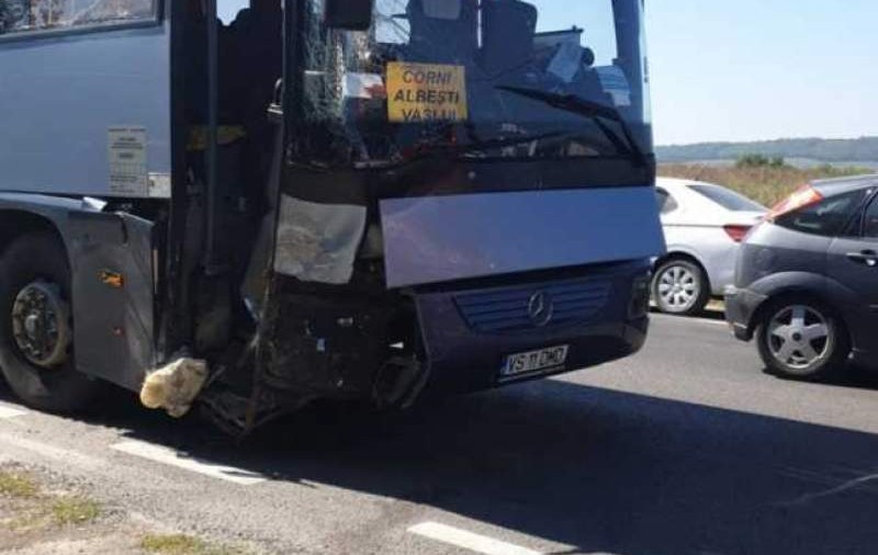 Autobuz implicat într-un accident la intrarea în municipiul Vaslui