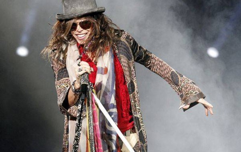 S-a votat legea Steven Tyler, care apără vedetele de paparazzi! "Acum mă pot plimba gol prin curtea casei"