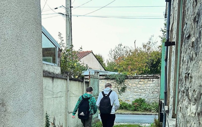 O femeie disperată de hărțuirea unor adolescenți a ripostat și a fost tratată ca o infractoare: „Mi-au bătut la ușă de 1500 de ori”