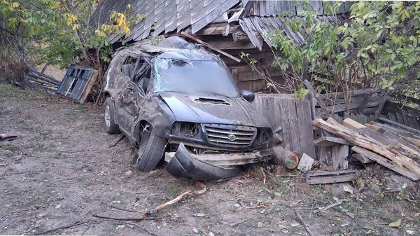 Mașină neagrp distrusă după ce a căzutîntr-o râpă de 50 de metri - accident-marisel-cluj-1-octombrie-2026