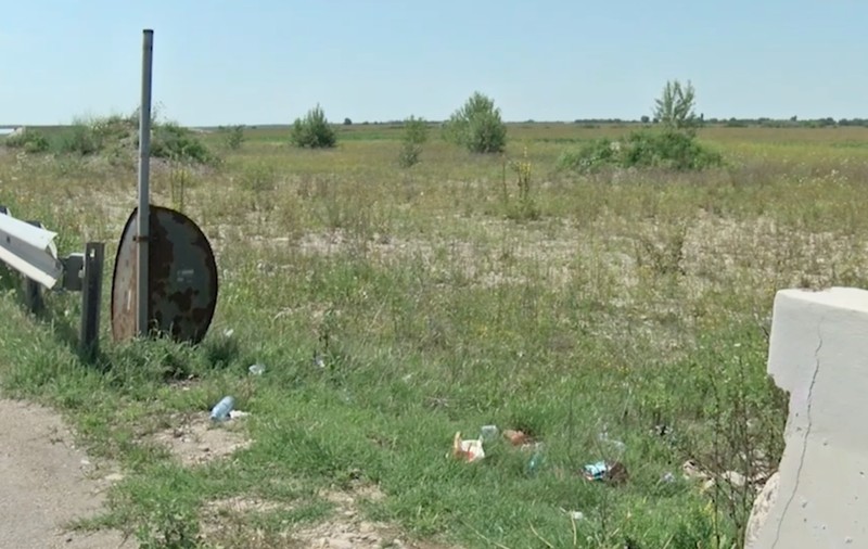 VIDEO/ Autostrada 3 București-Ploiești se dezintegrează. Breteaua de acces se surpă, iar semnele de circulaţie ruginesc