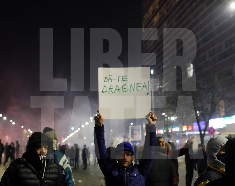 Violențe între ultrași și jandarmi, miercuri seară, în Capitală, pe finalul protestelor / FOTO & VIDEO