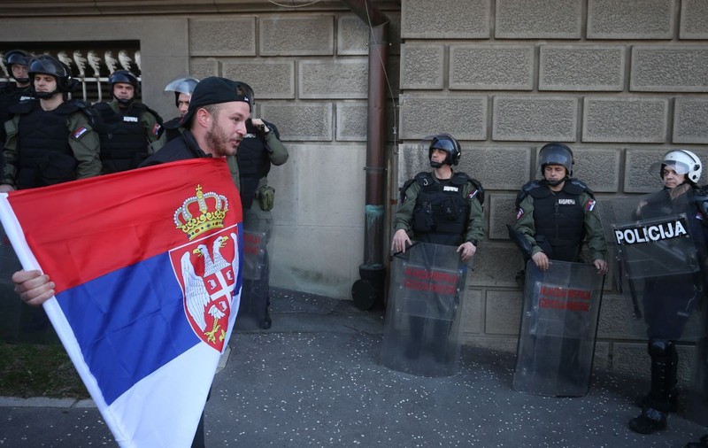 FOTO | Proteste de amploare în Serbia. Manifestanții au încercat să pătrundă în reședința președintelui Aleksandar Vucic
