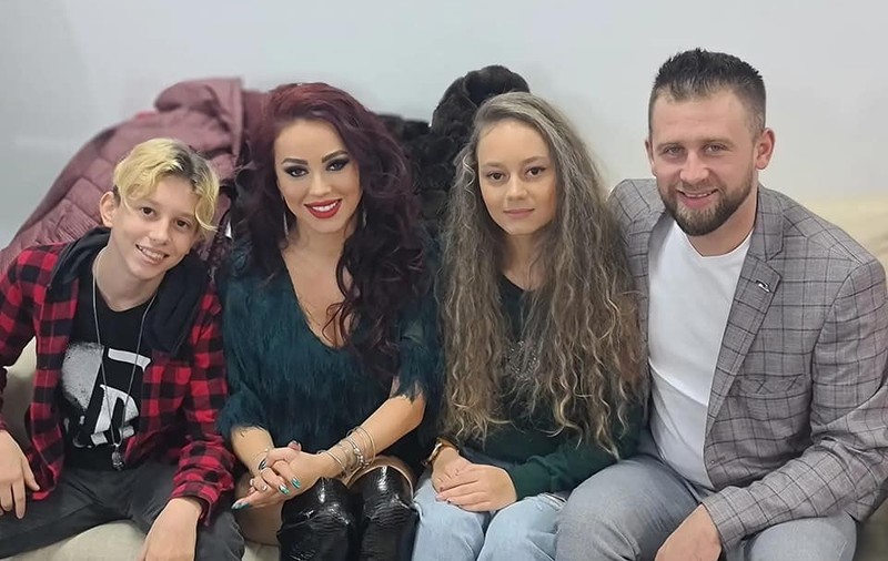 Reacția fiului Larisei Drăgulescu, după ce a aflat că mama lui activează pe site-urile pentru adulți: „Nu am mai fi dus-o la fel de bine”