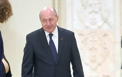 Traian Băsescu știe soluția pentru viitorul guvern: „Va face majoritatea în Parlament”. A râs de varianta premierului tehnocrat: „Vai mama lui”