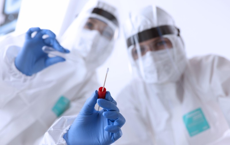 Câte persoane au făcut COVID după vaccinare. Procentul de infectare după prima doză și după rapel