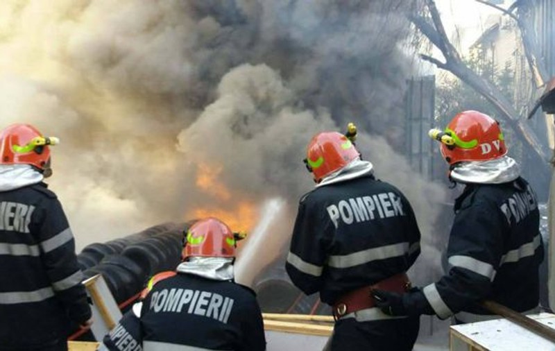 REPORTAJ VIDEO: Cum intervin pompierii în cazul unui incendiu. Salvator: Iarna mi-a îngheţat apa pe cască