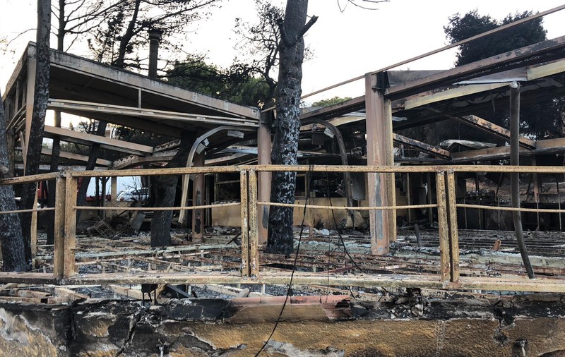 CORESPONDENȚĂ LIBERTATEA DIN GRECIA | Imagini dezolante din satul Mati, una din cele mai lovite zone de incendiu. Aici se află taverna unde au fost găsiți carbonizați 26 de oameni