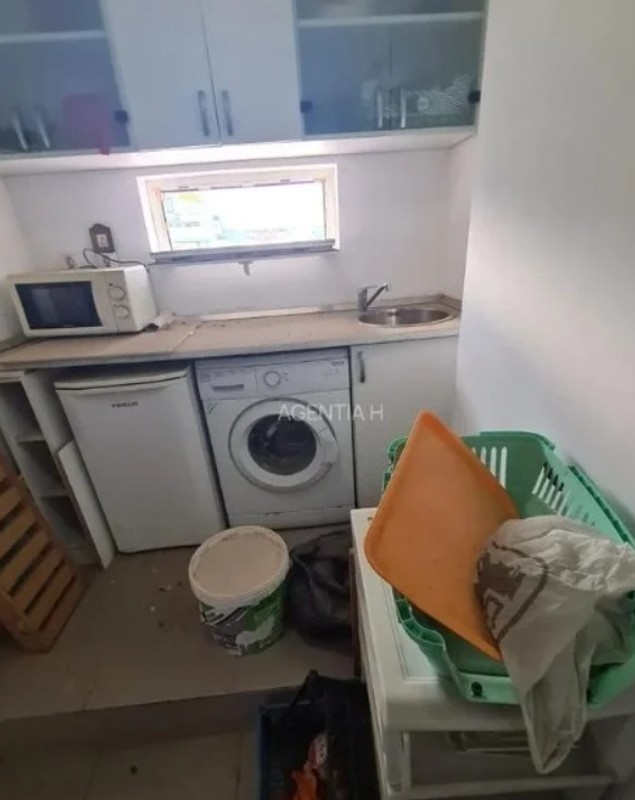 Cât costă o garsonieră de 18 metri pătrați în mijlocul Bucureștiului. Toaleta și dușul se află pe hol, la comun, iar blocul are bulină roșie