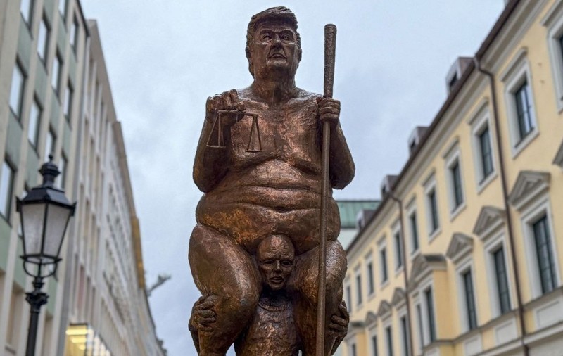 O statuie de aur de 2,5 metri numită „Ciuma portocalie” îl înfățișează pe Donald Trump în Parlamentul European din Strasbourg. Foto: Hepta