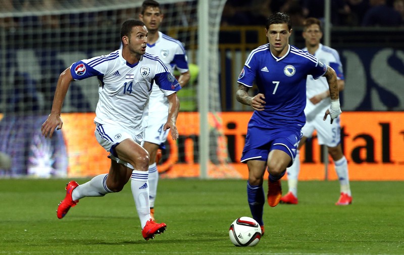 Preliminarii Euro 2016: un jucător care a fost dorit în trecut de Petrolul, cea mai stupidă eliminare din istorie: ”roșu” din cauză că a aruncat guma de mestecat spre un adeversar!