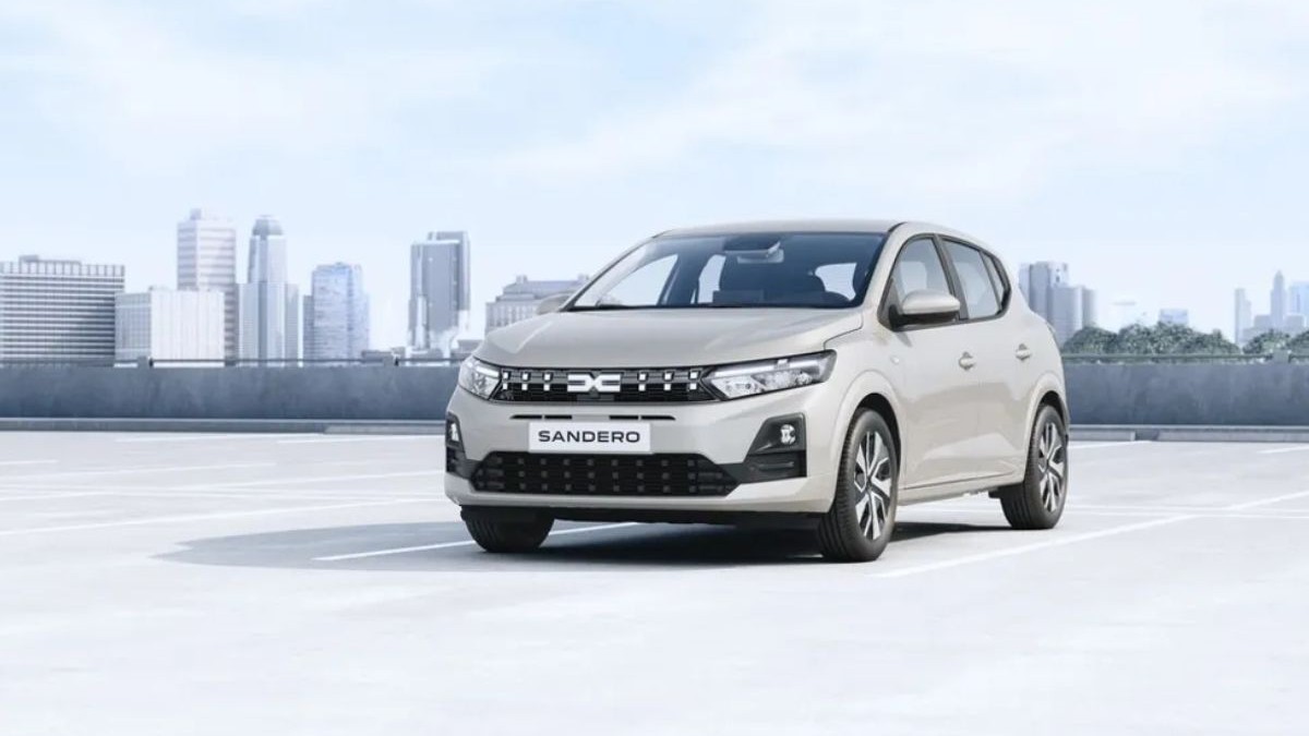 Masina in parcare dacia sandero gri