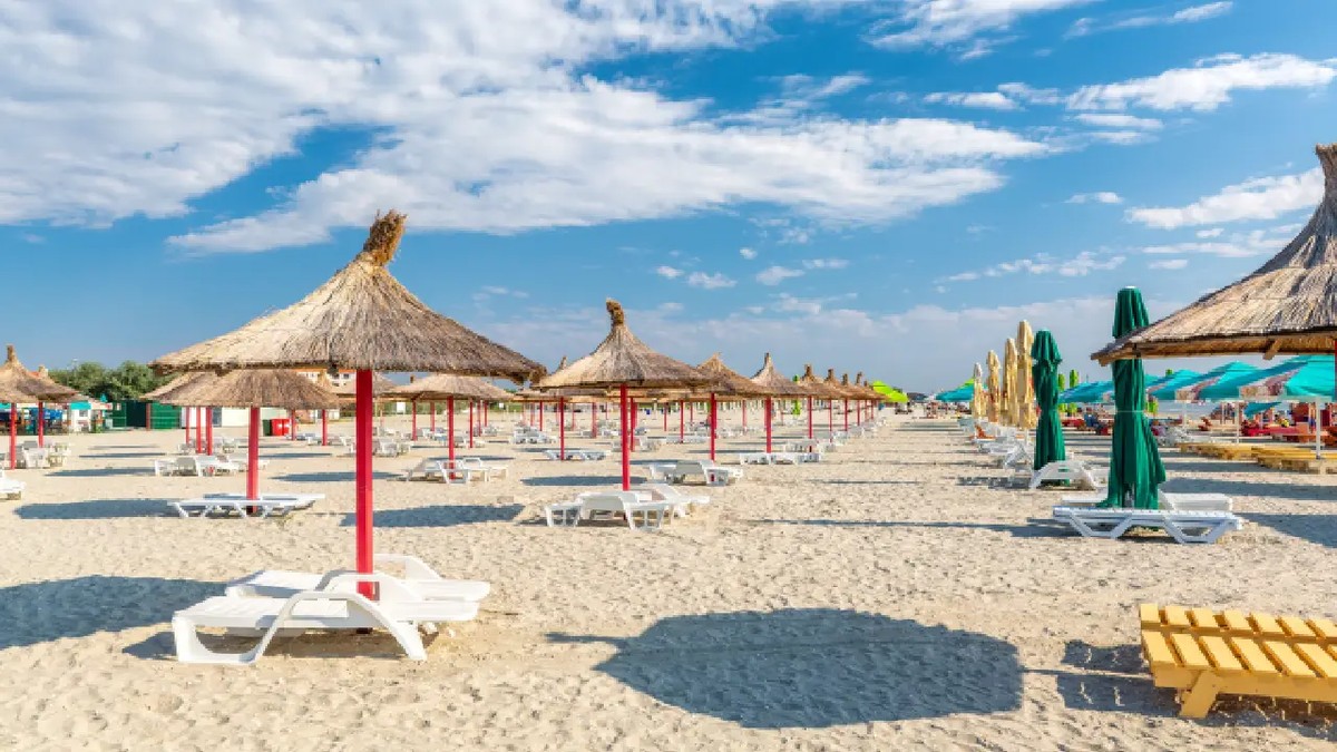 Plaja de nisip cu randuri de umbrele pe malul Marii Negre, statiunea Mamaia, Romania