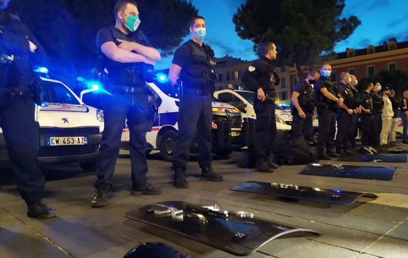 De ce și-au aruncat polițiștii francezi cătușele pe jos. Proteste în toată Franța: “Fără poliție, fără pace”