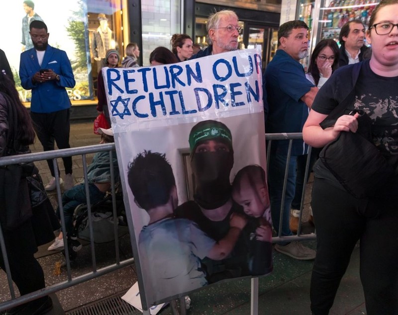 Sute de oameni au ieșit în stradă la New York pentru a cere eliberarea ostaticilor ținuți de Hamas