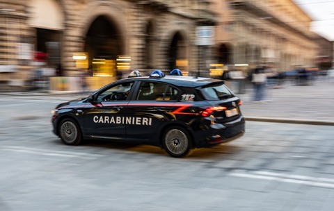 O mașină neagră pe care scrie „carabinieri”