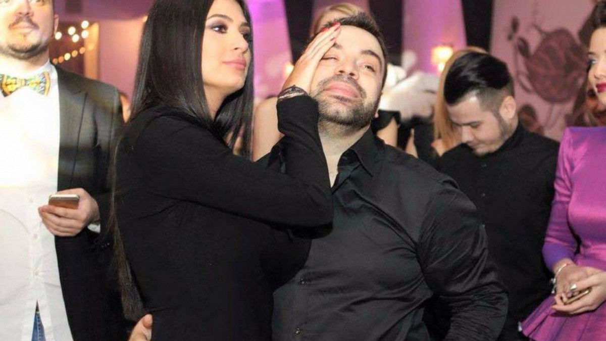 Roxana Dobre îl mângîie pe frunte pe Florin Salam, la o petrecere