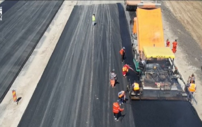 Imagini de pe șantierul Autostrăzii Moldovei A7. UMB a așternut două straturi de asfalt pe 20 de kilometri ai tronsonului Bacău – Pașcani