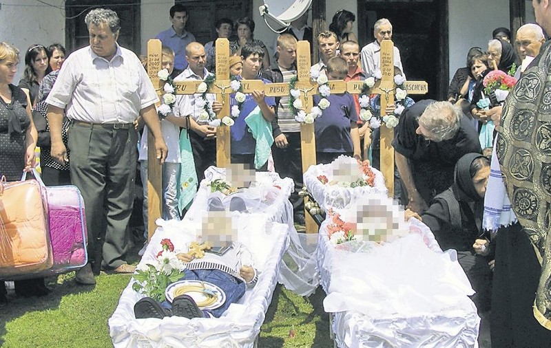 Se odihnesc toţi patru în aceeaşi groapă