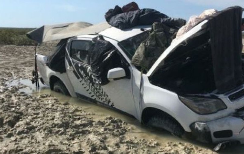 Doi australieni au stat cinci zile pe plafonul unei mașini, înconjurați de crocodili: "Au încercat să-mi atace câinele"