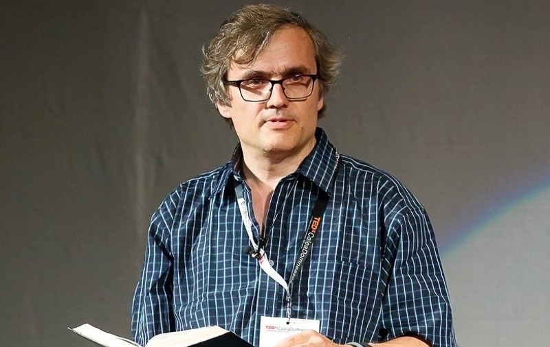 Interviu | Fizicianul Cristian Presură, despre conspirații, Cosmos și școală: „Profesorul de fizică din liceu m-a lăsat de două ori corigent”